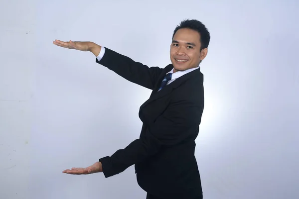 Fénykép kép a kezedet, nyitott tenyér mutatja valami ázsiai üzletember gesztus, termék reklám, az üres másolat hely kopás elegáns öltöny és a nyakkendő fogalmát — Stock Fotó