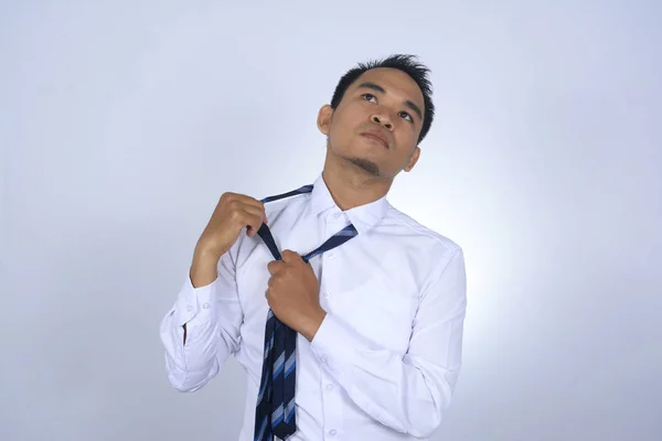 Fénykép kép ázsiai üzletember fáradt, miközben eltávolítja a nyakkendő — Stock Fotó