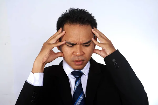 Zdjęcie obrazu młodych azjatycki biznes biznesmen ból głowy na białym tle — Zdjęcie stockowe