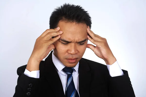 Zdjęcie obrazu młodych azjatycki biznes biznesmen ból głowy na białym tle — Zdjęcie stockowe