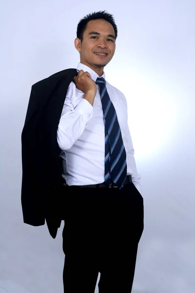 젊은 아시아 사업가 스탠드와 화이트에 고립 된 그의 어깨에 그의 양복 재킷을 들고 사진 이미지 — 스톡 사진