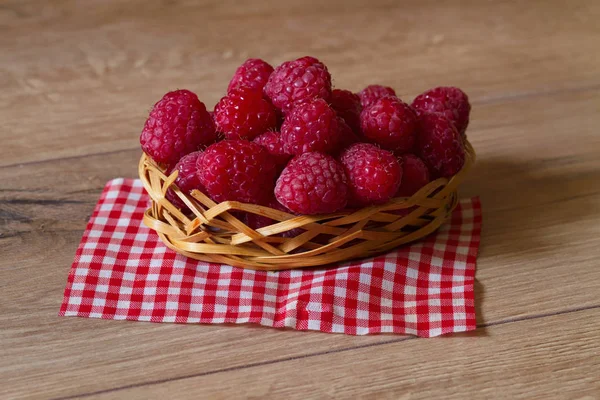 Fresh ripe raspberries in a small basket — Stock Photo, Image
