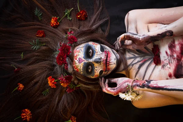 Korkunç Cadılar Bayramı makyaj ile güzel kız — Stok fotoğraf