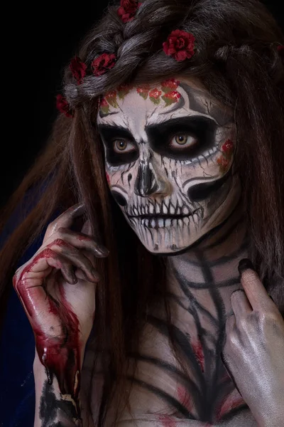 Красива дівчина з лякаючим макіяжем на Хелловін — стокове фото