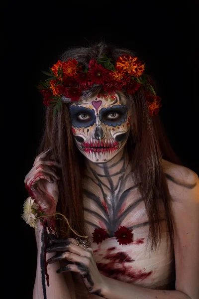 Ijesztő Halloween make-up a gyönyörű lány — Stock Fotó