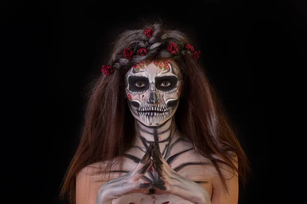 Hermosa chica con aterrador maquillaje de Halloween — Foto de Stock