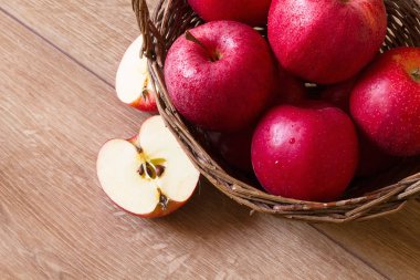 hasır sepet içinde kırmızı elmalar