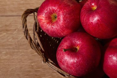hasır sepet içinde kırmızı elmalar