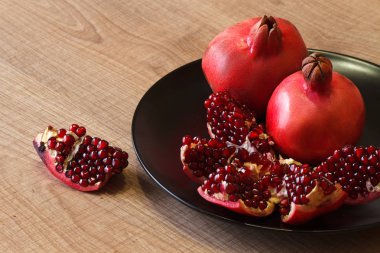 Olgun Azeri nar siyah plaka ve ahşap bir masa