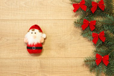 Yılbaşı / Noel ağacı kırmızı yay ile Santa oyuncak ahşap arka plan şablonu