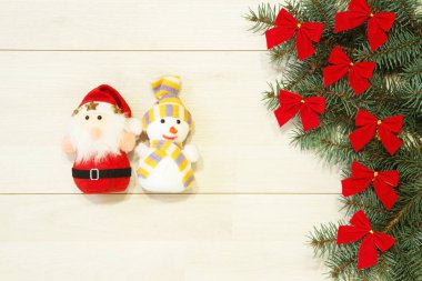 Yeni yıl / kırmızı yay, Noel Baba ve kardan adam ile Noel ağacı oyuncak ahşap arka plan şablonu