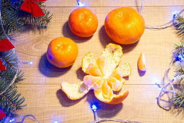 Mandarinas Maduras Año Nuevo Árbol Navidad Con Arcos Rojos Guirnalda — Foto de Stock