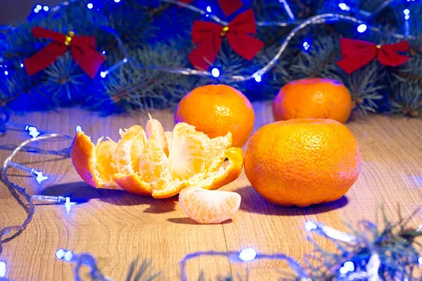 Mandarinas Maduras Año Nuevo Árbol Navidad Con Arcos Rojos Guirnalda — Foto de Stock