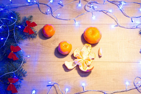 Mandarinas Maduras Año Nuevo Árbol Navidad Con Arcos Rojos Guirnalda — Foto de Stock