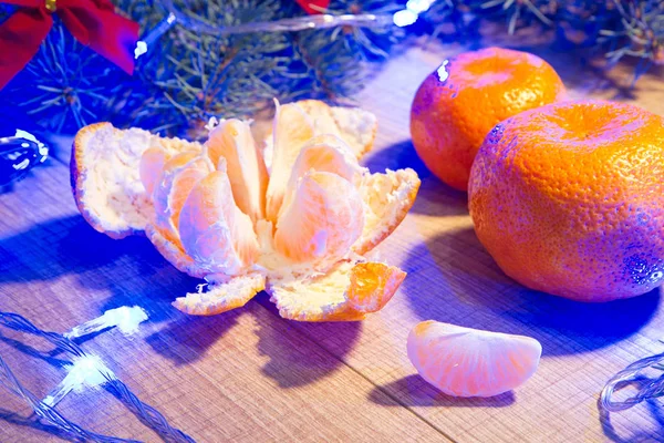 Reife Mandarinen Neujahrs Weihnachtsbaum Mit Roten Schleifen Und Blauem Kranz — Stockfoto