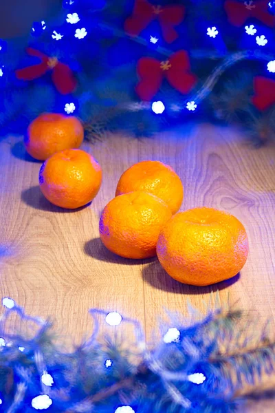 Mandarinas Maduras Año Nuevo Árbol Navidad Con Arcos Rojos Guirnalda — Foto de Stock