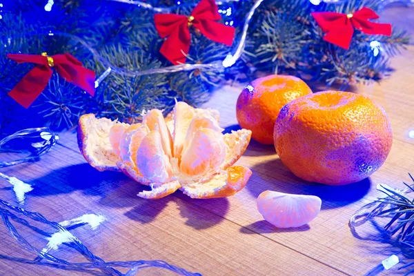 Mandarinas Maduras Año Nuevo Árbol Navidad Con Arcos Rojos Guirnalda — Foto de Stock