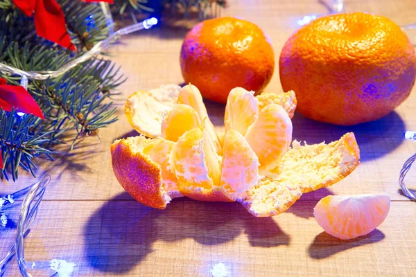 Reife Mandarinen Neujahrs Weihnachtsbaum Mit Roten Schleifen Und Blauem Kranz — Stockfoto
