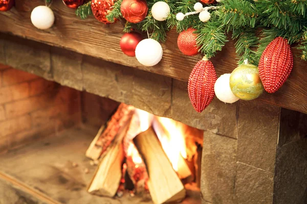 Año Nuevo Árbol Navidad Con Coloridas Decoraciones Festivas Chimenea — Foto de Stock