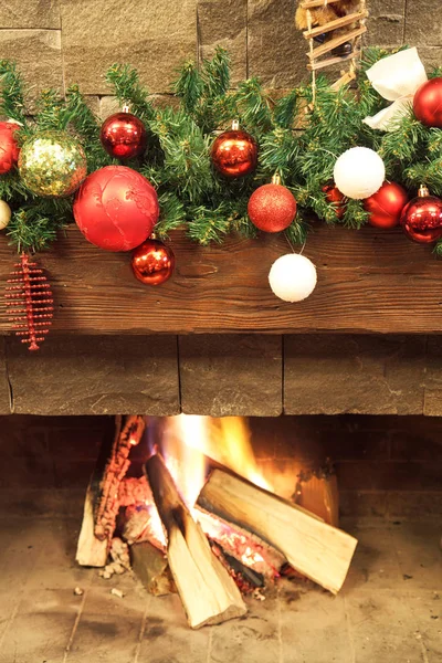 Año Nuevo Árbol Navidad Con Coloridas Decoraciones Festivas Chimenea —  Fotos de Stock