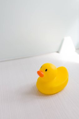 Sarı kauçuk rıhtım masada.