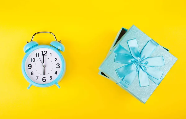 Réveil Bleu Coffret Cadeau Bleu Comme Concept Gift Time Sur — Photo