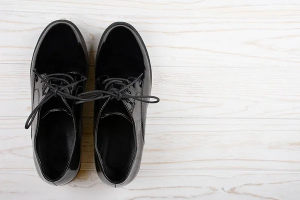 Paire Chaussures Cuir Verni Noir Sur Fond Bois Blanc Vue Images De Stock Libres De Droits