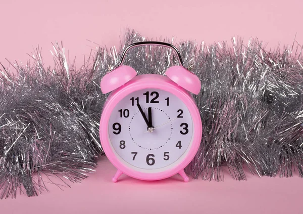 Horloge Rose Montrant Presque Minuit Comme Concept Nouvel Tinsel Argent — Photo