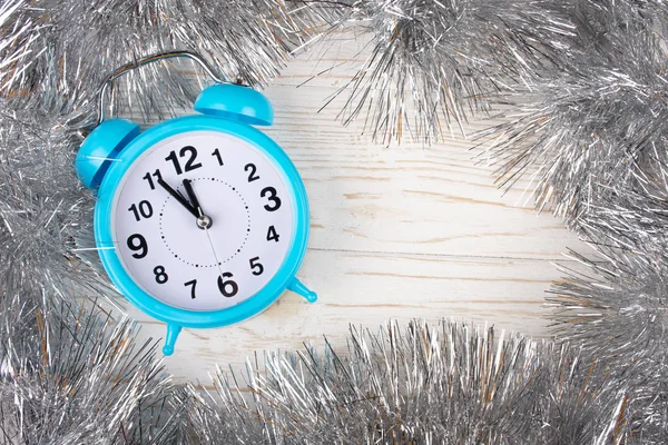 Horloge Bleue Montrant Presque Minuit Comme Concept Nouvel Tinsel Argent — Photo