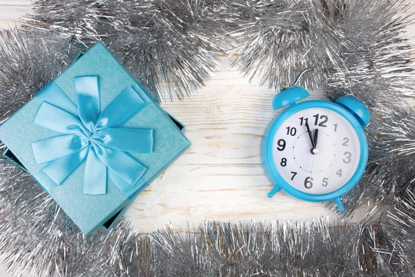 Coffret Cadeau Bleu Une Horloge Bleue Montrant Presque Minuit Tinelle — Photo