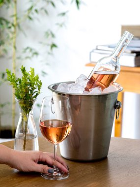 Elinde Şarap kadehi.