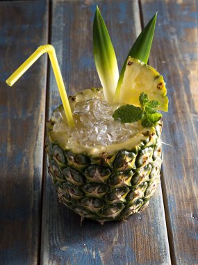 Taze ananas kokteyli.