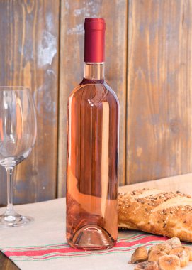 Şarap şişesi masanın üstünde.