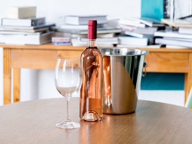 Şarap kadehi ve masada şarap şişesi