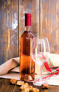 Şarap şişesi masanın üstünde.