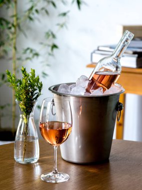 Şarap kadehi ve masada şarap şişesi