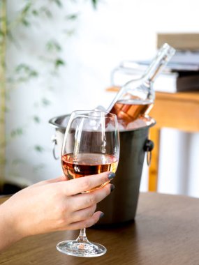 Yandan şarap kadehi