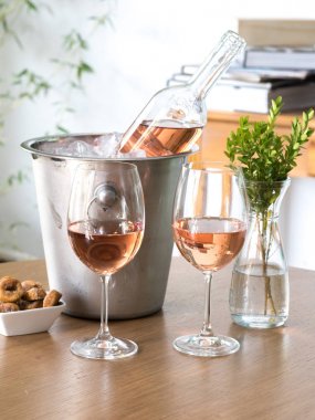 Şarap kadehi ve masada şarap şişesi