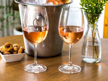 şarap kadehleri masada.