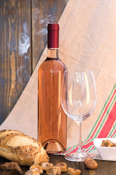 Şarap şişesi masanın üstünde.