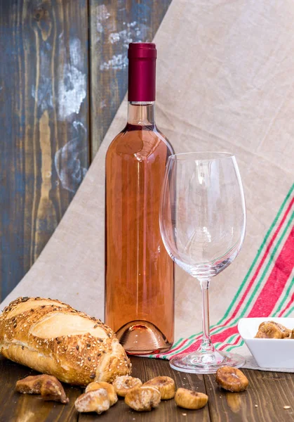 Şarap şişesi masanın üstünde.