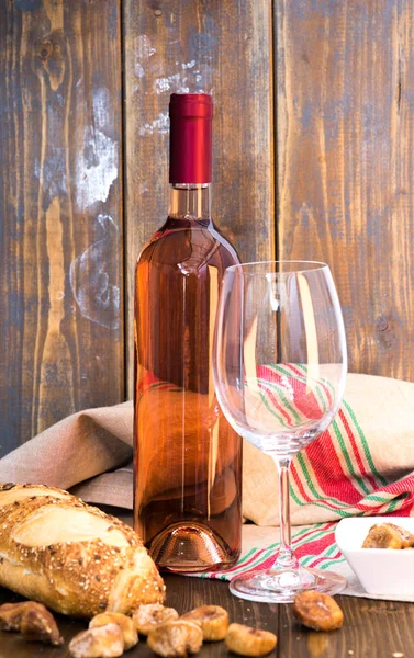 Şarap şişesi masanın üstünde.