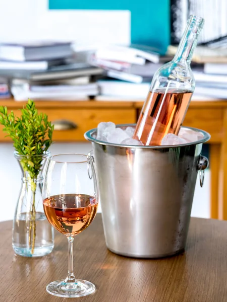 Şarap kadehi ve masada şarap şişesi