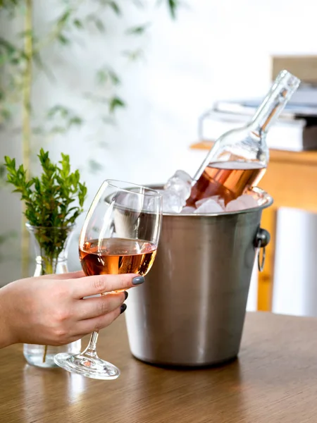 Yandan şarap kadehi