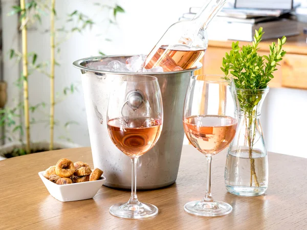Copa de vino y botella de vino en la mesa —  Fotos de Stock