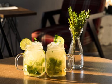 İki mojito Kübalı içkiler ahşap masa