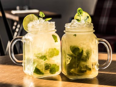 İki mojito Kübalı içkiler ahşap masa
