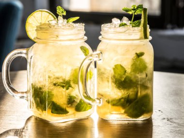 İki mojito Kübalı içkiler ahşap masa