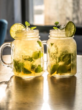 İki mojito Kübalı içkiler ahşap masa