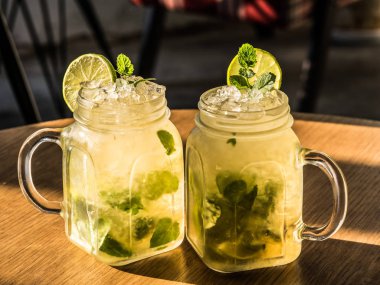 İki mojito Kübalı içkiler ahşap masa